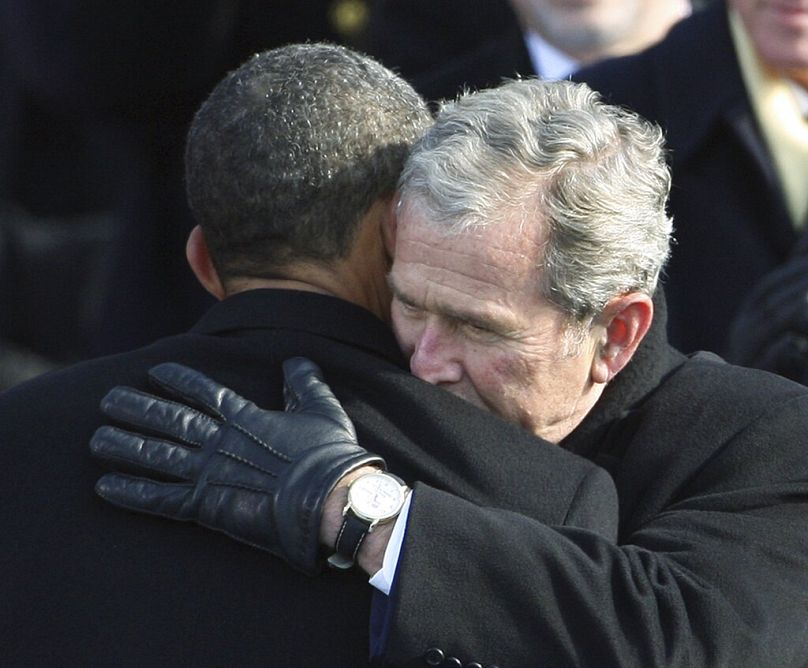 L'ancien président George W. Bush, à droite, embrasse le président Barack Obama après qu'Obama ait prêté serment au Capitole des États-Unis à Washington.