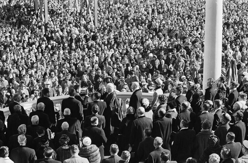 Le président John F. Kennedy a prêté serment, administré par le juge en chef Earl Warren à Washington le 20 janvier 1961.