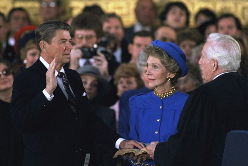 DOSSIER – La Première dame Nancy Reagan, au centre, regarde le président Ronald Reagan prêter serment lors des cérémonies dans la rotonde sous le dôme du Capitole à Washington, le 21 janvier 1985.