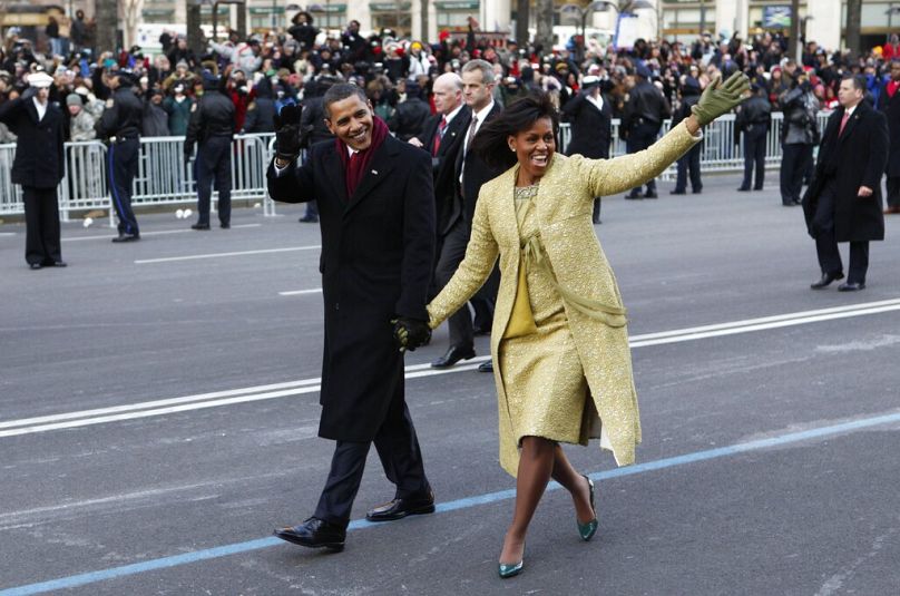   Barack Obama et la première dame Michelle Obama parcourent le parcours du défilé inaugural à Washington, le 20 janvier 2009.