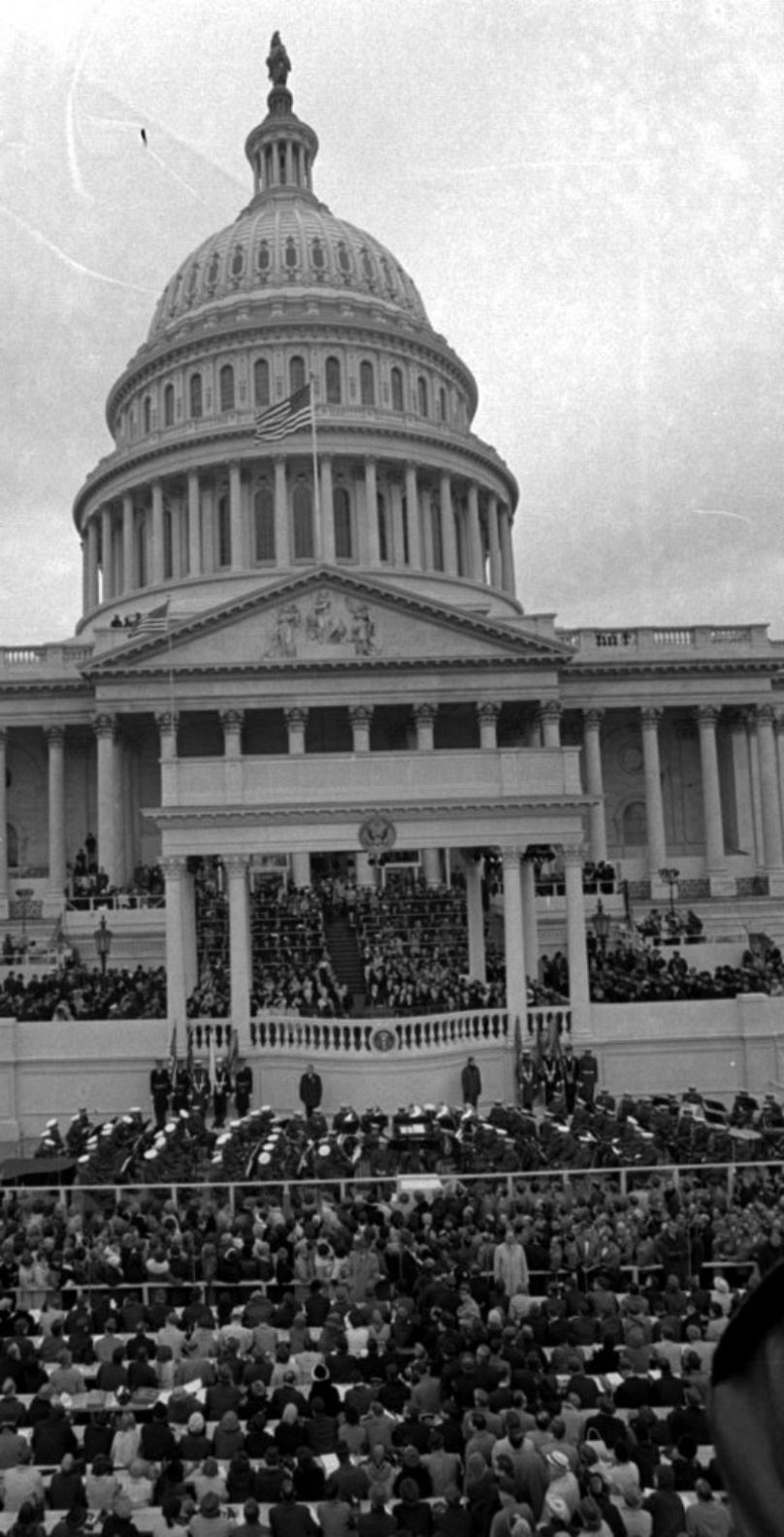 Richard M. Nixon prête serment en tant que président des États-Unis sur les marches du Capitole à Washington le 20 janvier 1969.