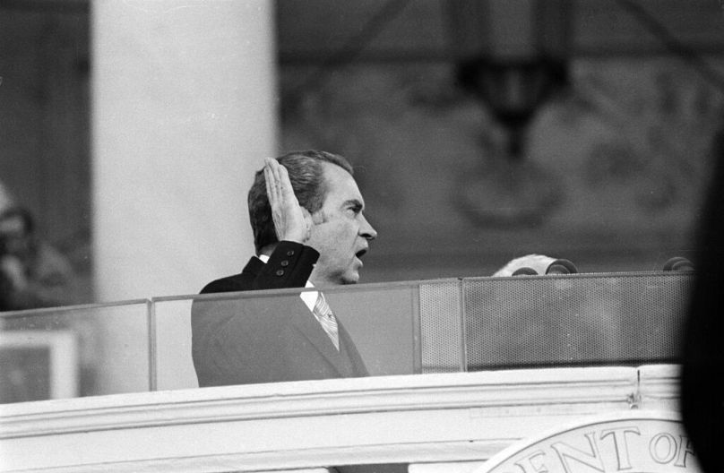 Le président américain Richard Nixon prête serment alors qu'il prête serment pour un second mandat à Washington, DC, le 20 janvier 1973.