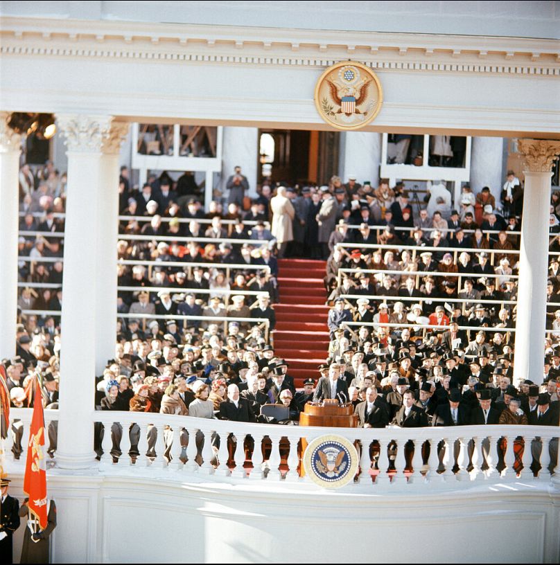 John F. Kennedy s'exprimant pour la première fois en tant que président des États-Unis devant le Capitole à Washington, le 20 janvier 1961, lors des cérémonies inaugurales