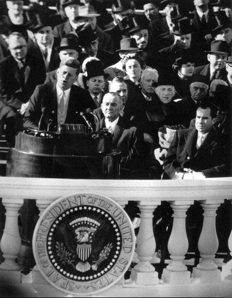 Le président américain John F. Kennedy prononce son discours inaugural après avoir prêté serment au Capitole de Washington, le 20 janvier 1961.