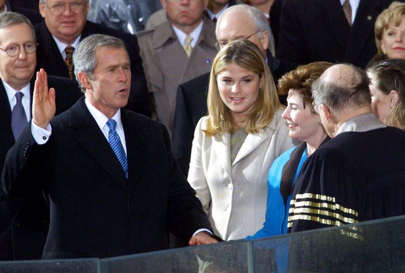 George W. Bush prête serment devant le juge en chef William Rehnquist pour devenir le 43e président, le samedi 20 janvier 2001, à Washington.