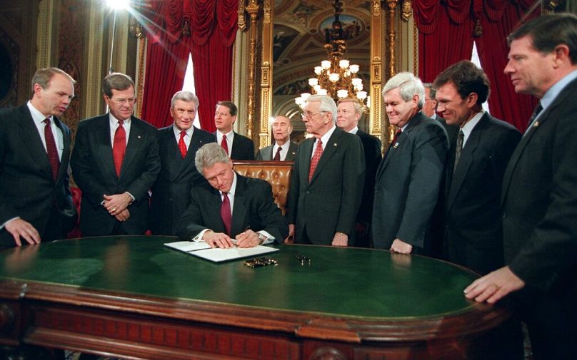 Le président Clinton signe la proclamation de la Journée nationale de l'espoir et du renouveau au Capitole le lundi 20 janvier 1997 après avoir prêté serment pour son deuxième mandat.