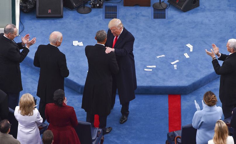 Trump salue l'ancien président Barack Obama après le discours inaugural de Trump lors de l'investiture au Capitole à Washington, le vendredi 20 janvier 2017.