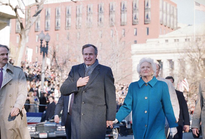 George HW Bush et son épouse Barbara se rendent au stand de révision du défilé inaugural à la Maison Blanche à Washington, le 21 janvier 1989.