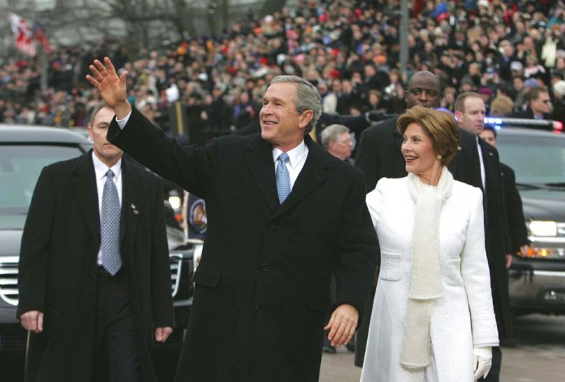 Bush et la première dame Laura Bush marchent lors du défilé d'inauguration devant la Maison Blanche. Jeudi 20 janvier 2005 à Washington