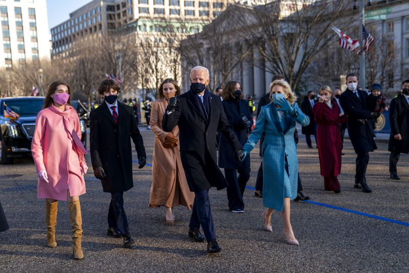 Joe Biden, la Première Dame Jill Biden et leur famille se promènent près de la Maison Blanche lors d'une escorte présidentielle à la Maison Blanche, le mercredi 20 janvier 2021.