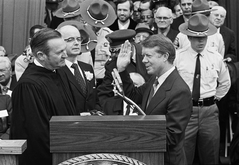 DOSSIER – Le juge Robert H. Jordan fait prêter serment au gouverneur Jimmy Carter au Georgia Capitol à Atlanta, le 12 janvier 1971