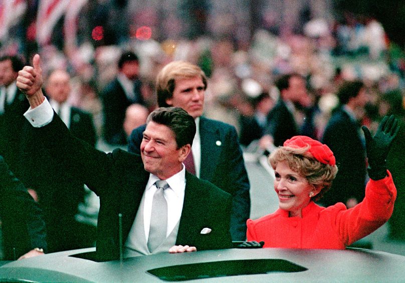 DOSSIER- Cette photo d'archive du 20 janvier 1981 montre Ronald Reagan alors qu'il lève le pouce à la foule lors du défilé inaugural à Washington. 