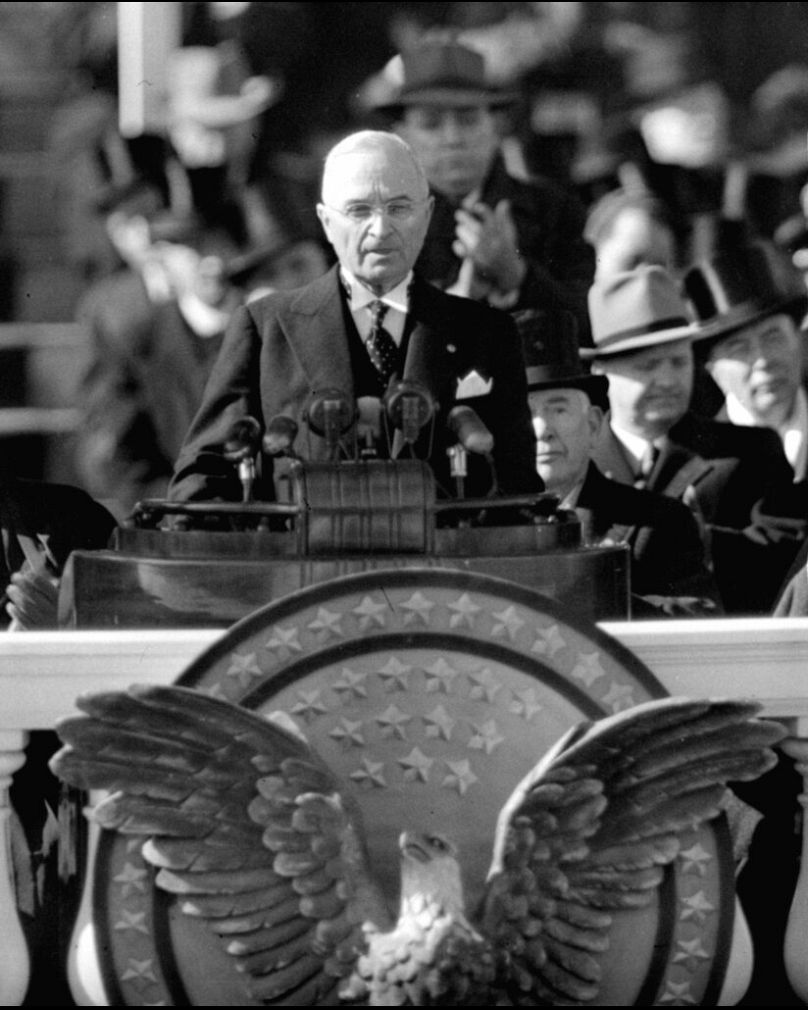 Le président Harry S. Truman prononce un discours inaugural depuis le portique du Capitole, le 20 janvier 1949, après avoir prêté serment pour son premier mandat complet en tant que directeur général