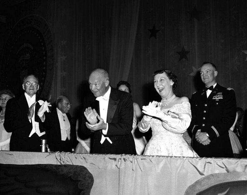 Le président Dwight Eisenhower et Mme Mamie Eisenhower applaudissent le divertissement à l'hôtel Mayflower à Washington le 21 janvier 1957