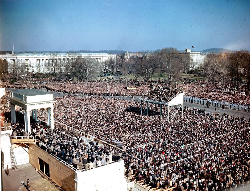 Des gens se rassemblent devant le Capitole pour la cérémonie d'investiture de Harry S. Truman alors qu'il prête serment à Washington, DC, le 20 janvier 1949.