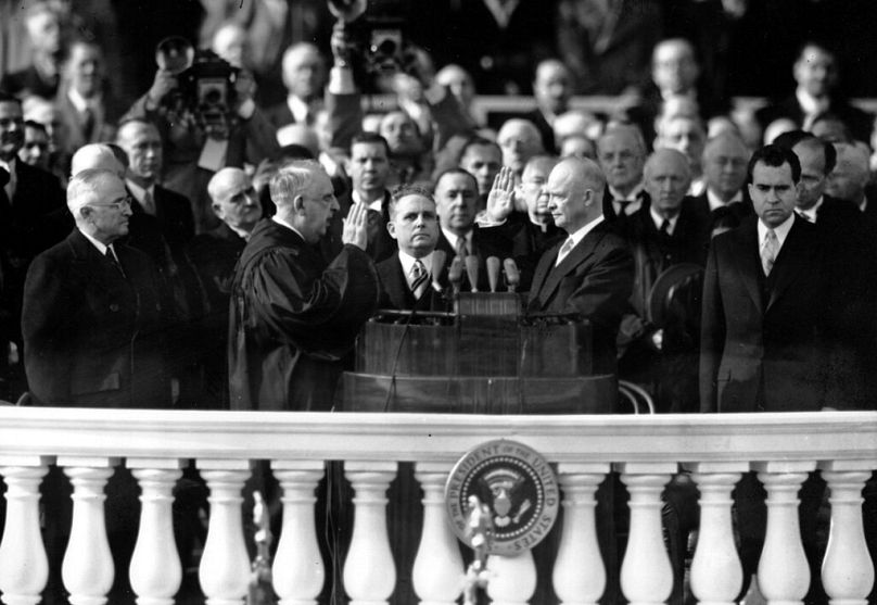 Dwight D. Eisenhower est investi président alors que le juge en chef des États-Unis, Fred Vinson, prête serment lors de la cérémonie à Washington. 20 janvier 1953