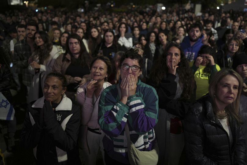 Les parents et amis des personnes tuées et enlevées par le Hamas et emmenées à Gaza réagissent à la nouvelle de la libération des otages alors qu'ils se rassemblent à Tel Aviv, Israël, le 19 janvier 2025.