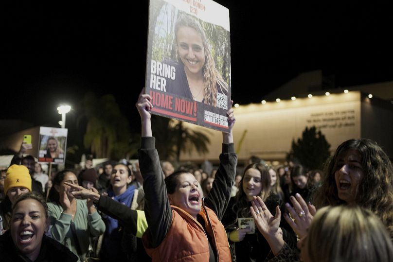 Les parents et amis des personnes tuées et enlevées par le Hamas et emmenées à Gaza réagissent à la nouvelle de la libération des otages alors qu'ils se rassemblent à Tel Aviv, Israël, le 19 janvier 2025.