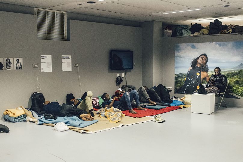 Les manifestants – pour la plupart des hommes – dorment dans un grand espace commun, tandis que le lieu a aménagé une zone fermée séparée pour les femmes sur le site. 