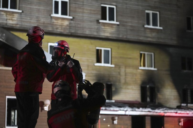 Les pompiers et les équipes d'urgence travaillent après un incendie qui s'est déclaré dans un hôtel de la station de ski de Kartalkaya, située dans la province de Bolu, au nord-ouest de la Turquie, le 21 janvier 2025.