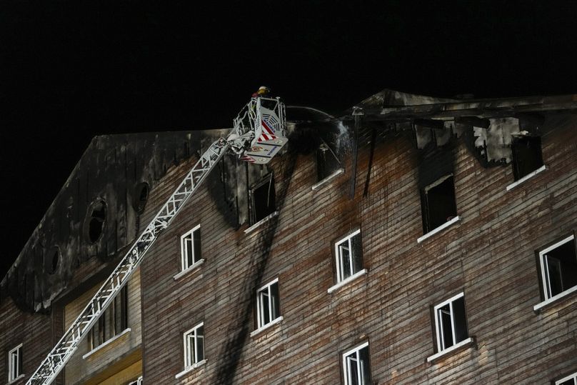 Les pompiers travaillent après un incendie qui s'est déclaré dans un hôtel de la station de ski de Kartalkaya, située dans la province de Bolu, au nord-ouest de la Turquie, le mardi 21 janvier 2025.