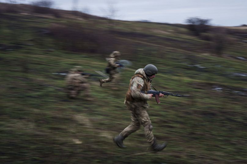 Des militaires ukrainiens de la 24e brigade mécanisée s'entraînent sur le polygone non loin de la ligne de front dans la région de Donetsk, en Ukraine, le mardi 21 janvier 2025.