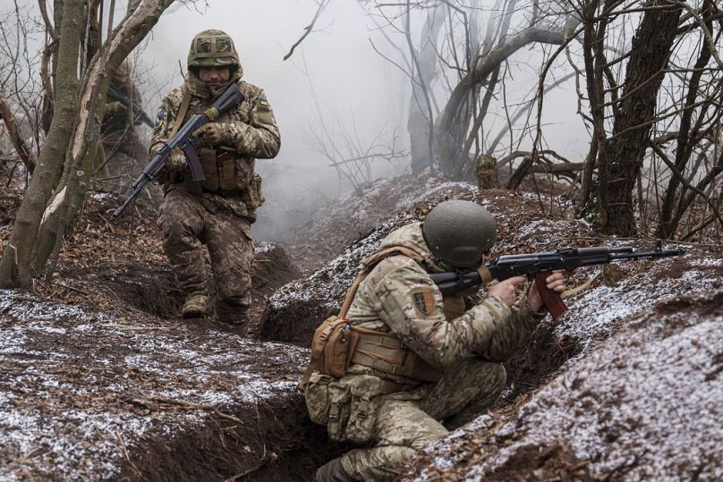 Des militaires ukrainiens de la 24e brigade mécanisée s'entraînent sur le polygone non loin de la ligne de front dans la région de Donetsk, en Ukraine, le mardi 21 janvier 2025.