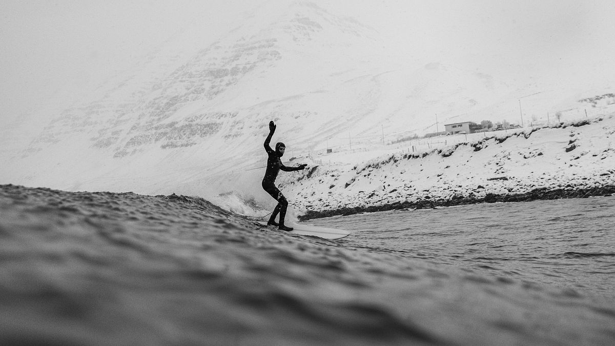 Le photographe primé Thomas Meurot revient sur son aventure de surf en eaux froides en Islande