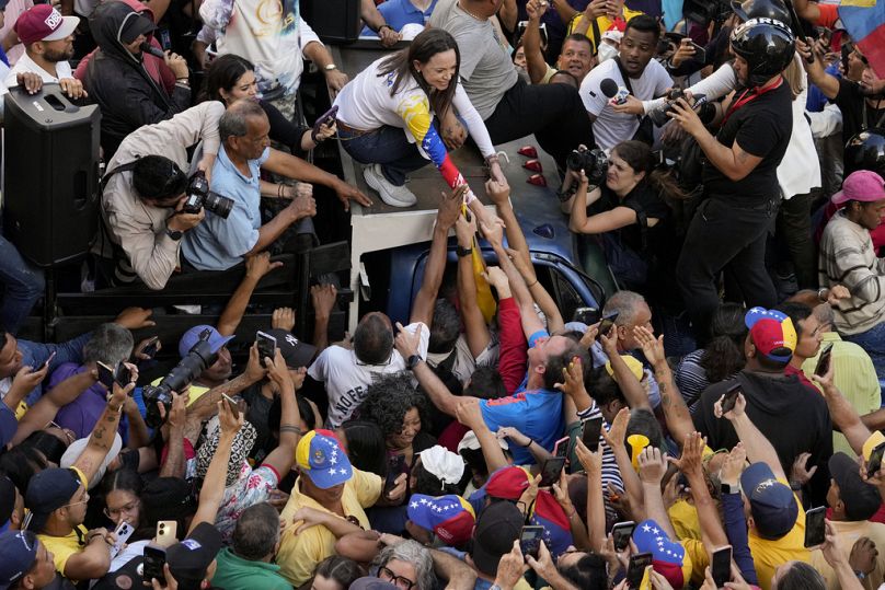 La chef de l'opposition vénézuélienne Maria Corina Machado salue ses partisans lors d'une manifestation contre le président Nicolas Maduro à Caracas, Venezuela, le jeudi 9 janvier 2025.