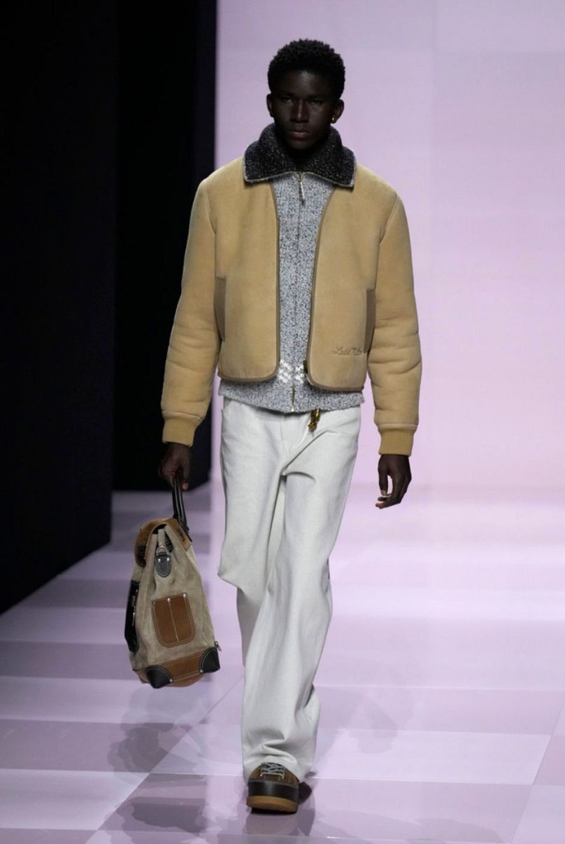 Un mannequin porte une création de la collection homme Louis Vuitton Automne-Hiver 2025-2026