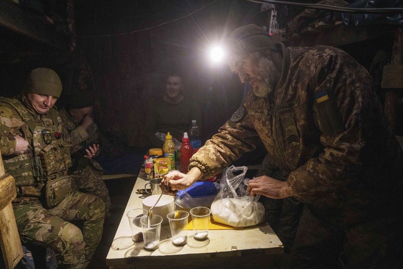 Un militaire ukrainien de la 26e brigade d'artillerie prépare du café après avoir tiré sur des positions russes sur la ligne de front dans la région de Donetsk, en Ukraine, le mercredi 22 janvier 2025.