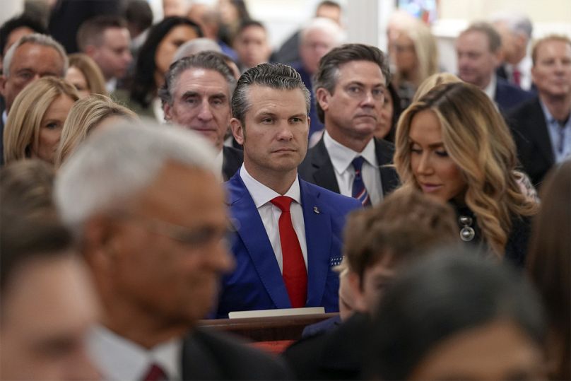 Le candidat au poste de secrétaire à la Défense, Pete Hegseth, arrive devant le président élu Donald Trump lors d'un service, avant la 60e investiture présidentielle, le lundi 20 janvier 2025.