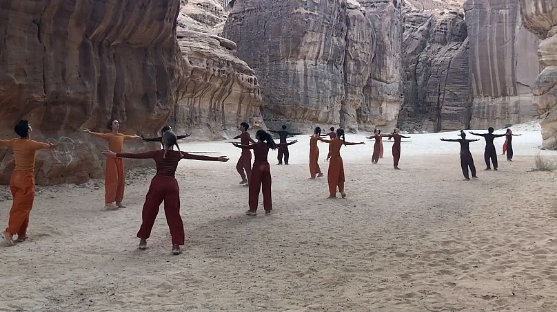 Les danseurs français du Junior Ballet se produisent "Traversées" dans le désert à couper le souffle d'AlUla. 