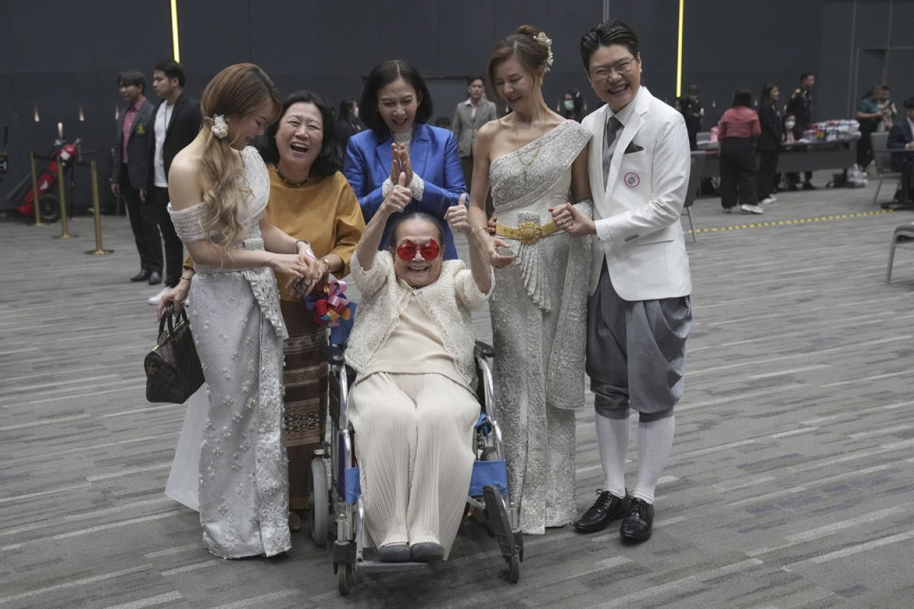 Rungtiwa Thangkanopast (quatrième à partir de la droite) et Phanlavee (à droite, nom de famille caché) posent avec des membres de leur famille après l'entrée en vigueur de la loi sur l'égalité du mariage à Bangkok, en Thaïlande.