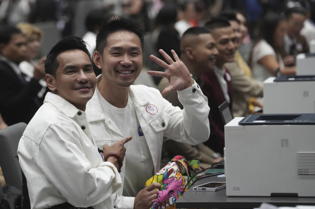 Un couple de la communauté LGBTQ+ attend de signer son acte de mariage alors que la loi sur l'égalité du mariage entre en vigueur