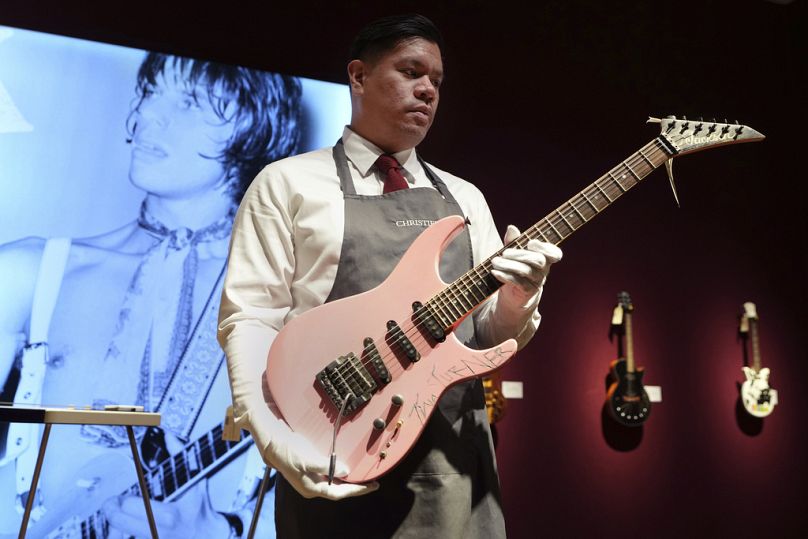 Le manipulateur d'art présente une Jackson, Glendora, Californie, 1983, une guitare électrique solid body, soliste, signée par Tina Turner.