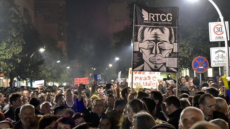 Plusieurs milliers de manifestants défilent dans les rues de Podgorica, au Monténégro, en février 2019, pour réclamer la démission de Milo Đukanović pour corruption présumée. 