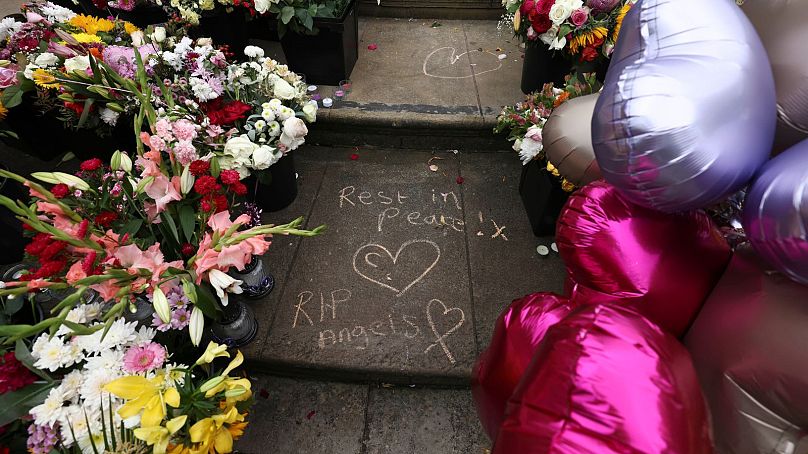 Des hommages sont visibles devant l'hôtel de ville de Southport, Angleterre, le 5 août 2024.