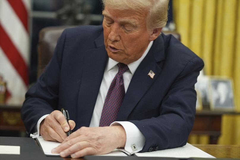 Le président Donald Trump signe un décret sur le droit de naissance dans le bureau ovale de la Maison Blanche, le lundi 20 janvier 2025, à Washington.