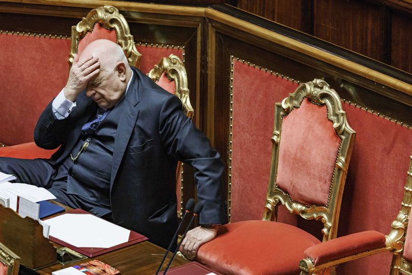 Le ministre de la Justice Carlo Nordio met la main sur sa tête lors de la présentation du rapport sur l'administration de la justice, au Sénat, à Rome, le mercredi 22 janvier 2025.