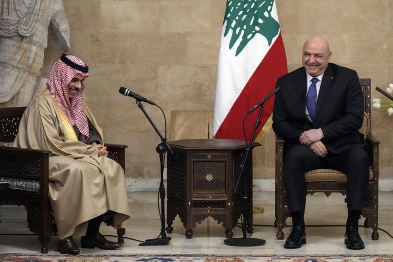 Le président libanais Joseph Aoun rencontre le ministre saoudien des Affaires étrangères, le prince Faisal bin Farhan al-Saud, au palais présidentiel de Baabda, à l'est de Beyrouth, au Liban.