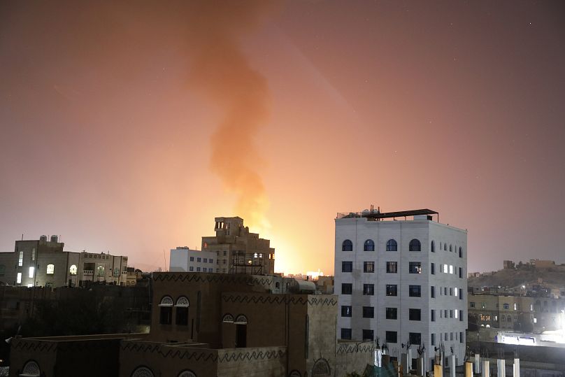 La fumée s'élève après les frappes aériennes menées par les États-Unis sur des cibles à Sanaa, le 25 février 2024.