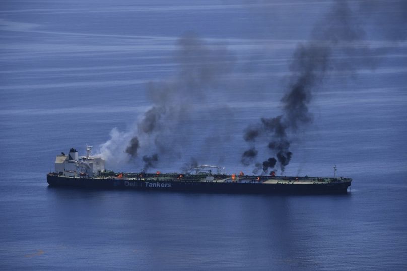 Cette photo publiée par l'opération Aspides de l'Union européenne montre des incendies à bord du pétrolier Sounion en mer Rouge, le 25 août 2024.