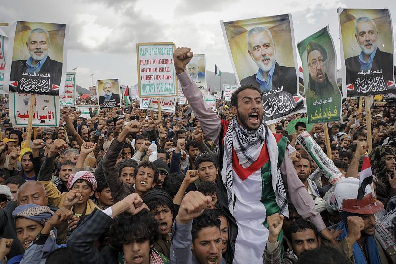 Des partisans des Houthis brandissent des affiches montrant l'ancien chef du Hamas Ismail Haniyeh lors d'un rassemblement anti-israélien à Sanaa, le 16 août 2024.