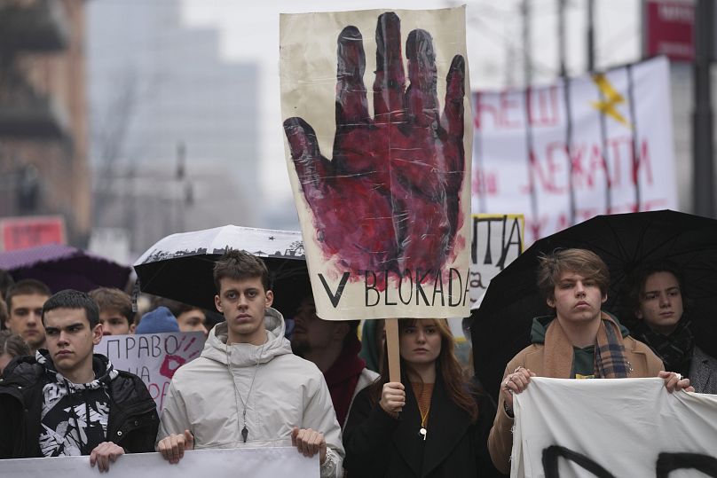 Des milliers d'étudiants universitaires marchent dans la capitale Belgrade, 24 janvier 2025