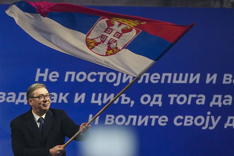 Le président Aleksandar Vučić fait signe un drapeau serbe lors d'un rassemblement à Jagodina, le 24 janvier 2025