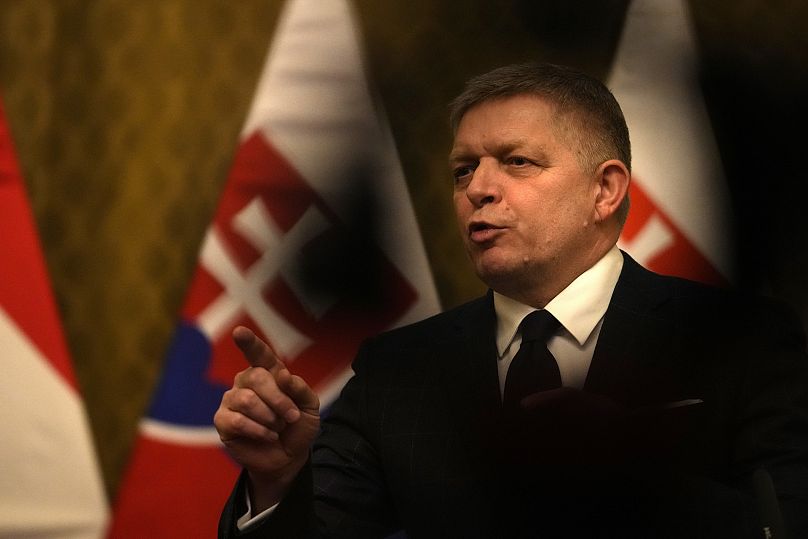 Le Premier ministre slovaque Robert Fico s'adresse aux médias lors d'une réunion avec son homologue hongrois Viktor Orban à Bratislava, le 21 janvier 2025.