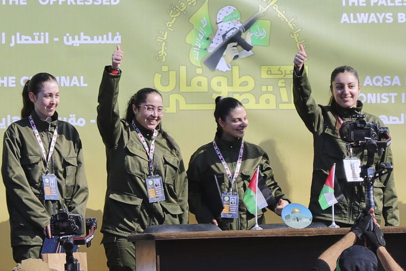 Des soldats israéliens libérés par le Hamas saluent et réagissent devant une foule palestinienne avant d'être remis à la Croix-Rouge dans la ville de Gaza, le 25 janvier 2025.