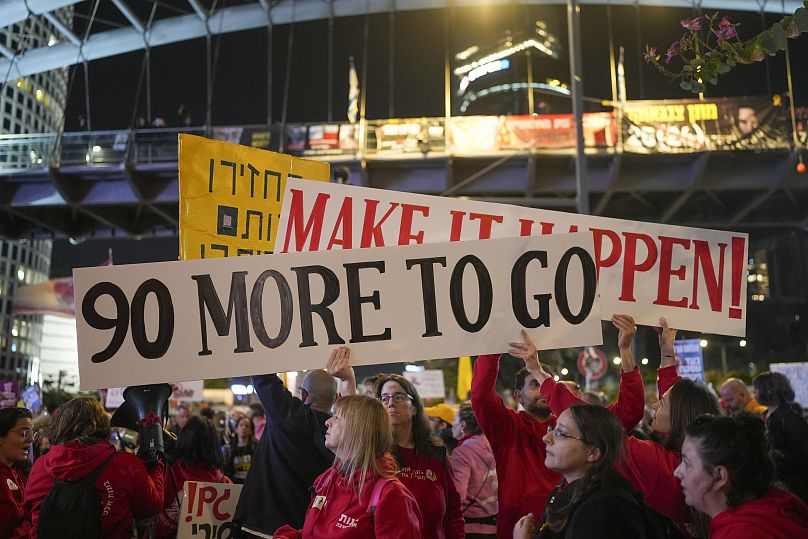 Des manifestants réclament la libération immédiate des otages détenus dans la bande de Gaza par le groupe militant du Hamas à Tel Aviv, le 25 janvier 2025.