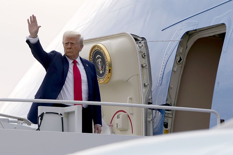 Le président Donald Trump salue alors qu'il monte à bord d'Air Force One à l'aéroport international de Harry Reid à Las Vegas, 25 janvier 2025